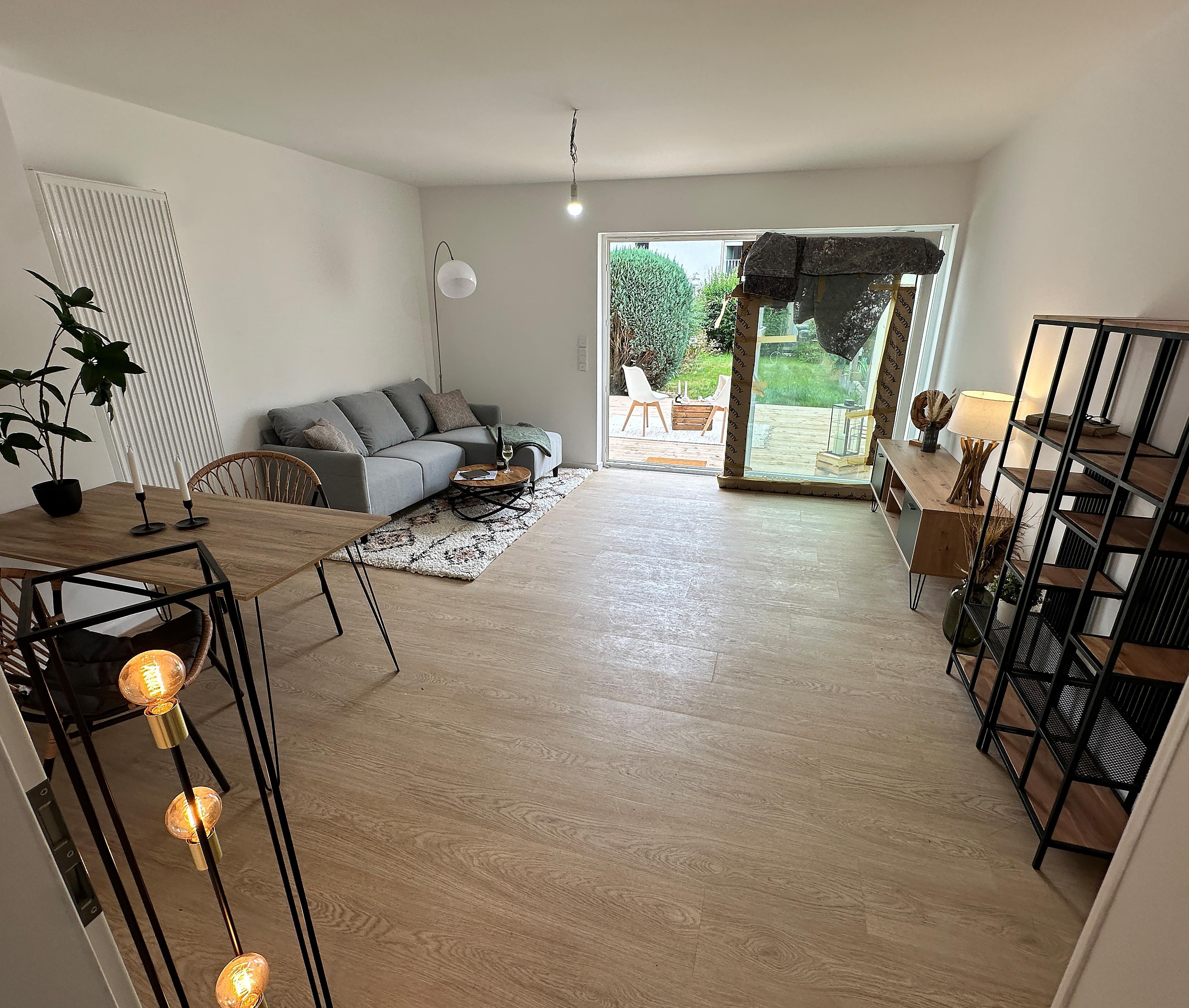 Blick in den Wohn- und Essbereich des Reihenhauses in Stöckheim mit Zugang zur Terrasse